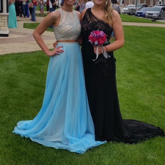 Two-Piece Mac Duggal Prom dress - Picture 3 of 4